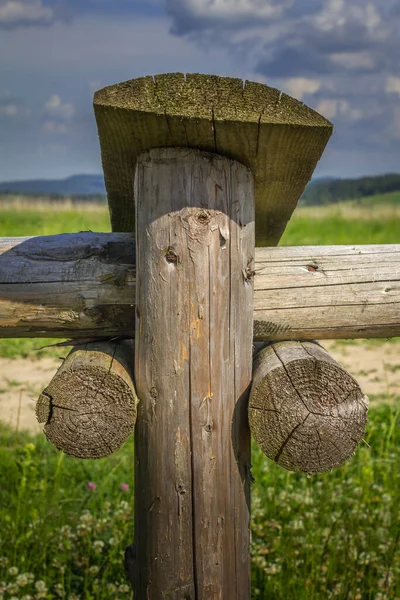 Polonya Podkarpackie Bieszczady, Bircza bakış açısı. Bakış açısı etrafındaki çitler, ayrıntılı görünüm.