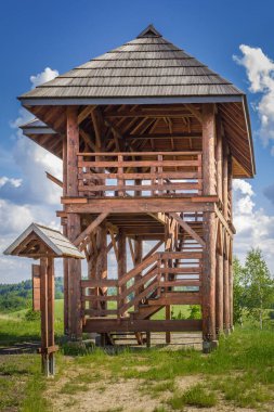 Bircza kasabasının çevresindeki Przemyskie Foothills. Bir bakış açısı ve şenlik ateşi yakan bir turist kulübesi. Chominskie Tepesi. Gözlem Kulesi.