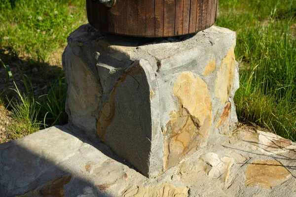 Bircza kasabasının çevresindeki Przemyskie Foothills. Bir bakış açısı ve şenlik ateşi yakan bir turist kulübesi. Chominskie Tepesi. Kule inşaat ögesi.