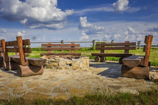 Bircza kasabasının çevresindeki Przemyskie Foothills. Bir bakış açısı ve şenlik ateşi yakan bir turist kulübesi. Chominskie Tepesi. Kamp bankları.