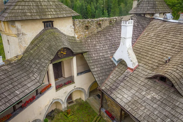 Polonya. Daha az Polonya Voyvoda 'sı. Dunajec Kalesi - Niedzica-Zamek köyündeki Czorsztyn Barajı 'nın sağ kıyısında bulunan bir ortaçağ kalesi..