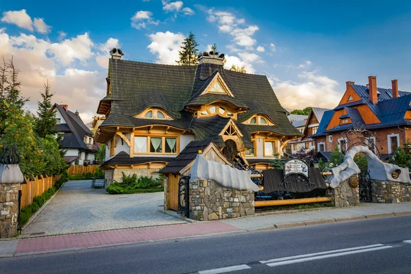 Polonya. Daha az Polonya Voyvoda 'sı. Tatry dağları. Zakopane şehri 07.08.2016 - Zakopane 'nin merkezinde tarihi bir ahşap bina.