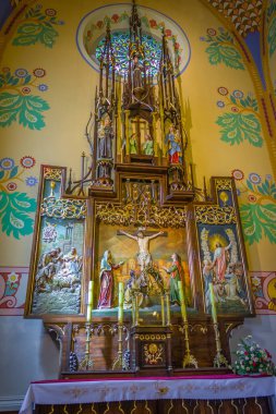 Bir Katolik kilisesinin içinde. Nefis dekore edilmiş sunağın manzarası.