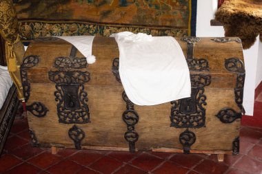 Polonya. Daha az Polonya Voyvoda 'sı. Dunajec Şatosu, Niedzica 12 / 08 / 2014 - Niedzica-Zamek köyündeki Czorsztyn Gölünün sağ kıyısında yer alan bir ortaçağ kalesi. Kale odaları. Ortaçağ mobilyaları ve iç mekanları.