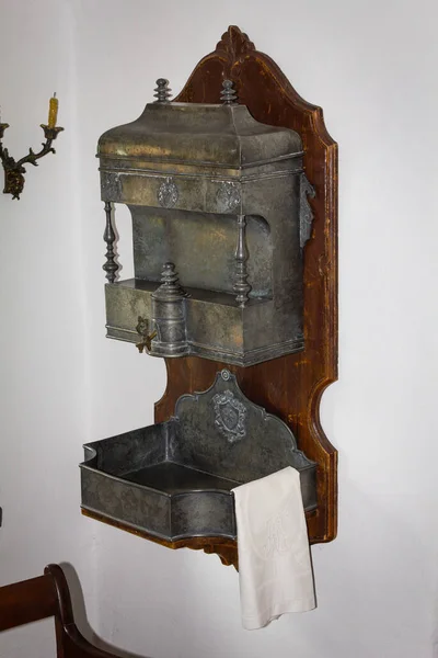 Polonya. Daha az Polonya Voyvoda 'sı. Dunajec Şatosu, Niedzica 12 / 08 / 2014 - Niedzica-Zamek köyündeki Czorsztyn Gölünün sağ kıyısında yer alan bir ortaçağ kalesi. Kale odaları. Ortaçağ mobilyaları ve iç mekanları.