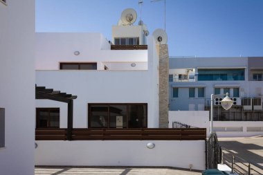 Kıbrıs, Protaras, tatil. Havuzu ve jakuzisi olan lüks bir villa. Villa Protaras. Beyaz binalar.