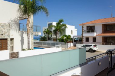 Kıbrıs, Protaras, tatil. Havuzu ve jakuzisi olan lüks bir villa. Villa Protaras. Beyaz binalar.