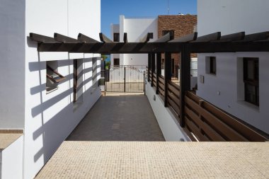 Kıbrıs, Protaras, tatil. Havuzu ve jakuzisi olan lüks bir villa. Villa Protaras. Beyaz binalar.