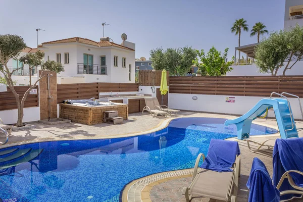 Kıbrıs, Protaras, tatil. Lüks villa, yüzme havuzu, jakuzi, güneş pansiyonları..