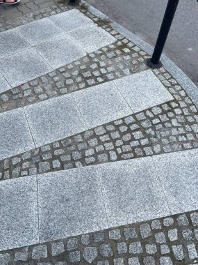 Yaya geçidi kaldırım taşlarıyla döşeli..