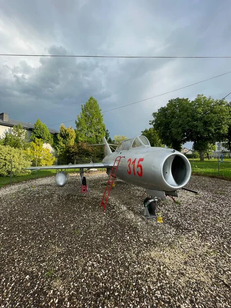 Polonya askeri uçağı kentteki yolun kenarında duruyor..