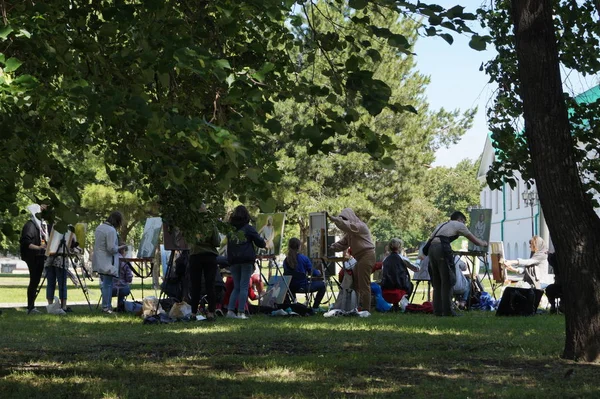 Bir grup insan şehrin sokaklarında resim çiziyor..