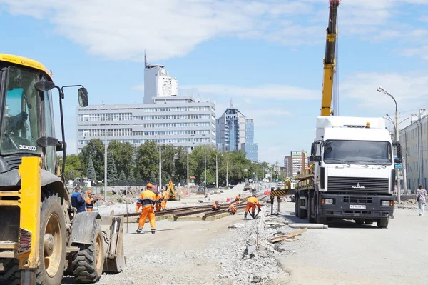  Tramvay raylarının döşenmesi. İnşaat işleri ve inşaat ekipmanları. Yekaterinburg.