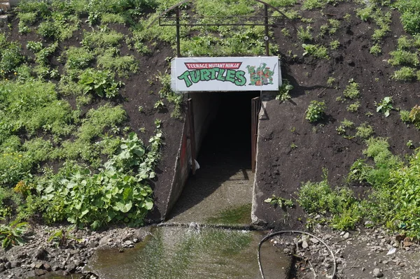 Bir işareti genç mutant ninja Kaplumbağalar ile tünelden çıkış. Yekaterinburg.