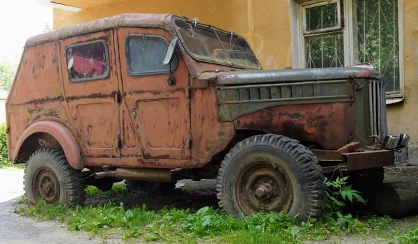 Windows ile bir evin arka planda Paslı araba