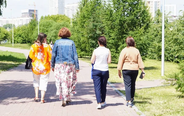 Quatre Femmes Marchent Dans Allée Photographié Arrière — Photo