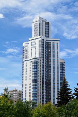 Gökyüzüne karşı çok katlı konut binası.