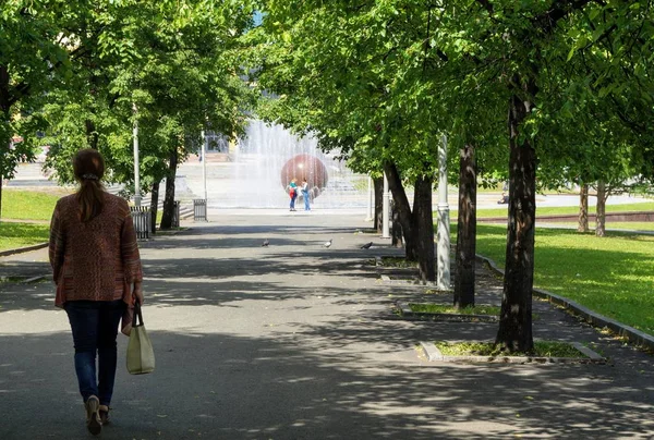 Park'ta bir kadın sokakta yürüyor..