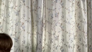 Okul çağındaki çocuk evde ders çalışıyor, ödevlerini özveriyle yapmaya odaklanmış. Öğrenmeyi destekleyen sakin bir ortamda okuma ve sayma, bilgi ve beceriler geliştirme pratiği yapıyor.. 