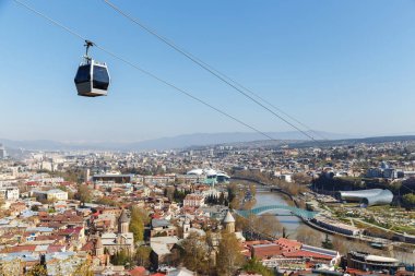 Teleferik Tiflis, eski ilçe ve nehrin Kur görünümünü üzerinde Kabin
