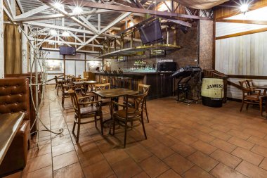 Akşamları konuklar için oturma bir sürü boş restoran. müzik kulübü, şehrin gece hayatı. Kiev. 14 Mart 2018