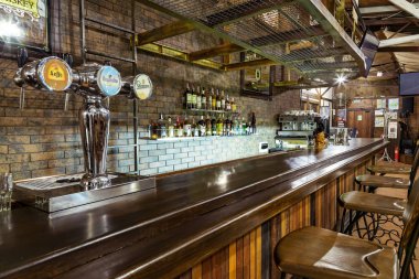 Bar Restoran veya bir gece kulübü. çubuğu boyunca duvardaki alkol bulunur. Kiev. 14 Mart 2018