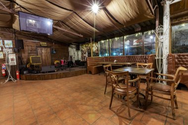 Akşamları Konuklar için oturma bir sürü boş Restoran. Müzik kulübü, şehrin gece hayatı. Kiev. 14 Mart. 2018