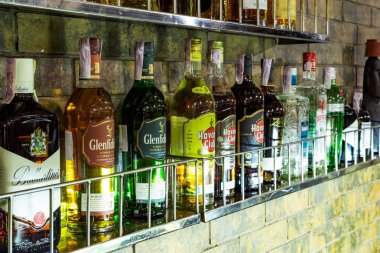 alkol Bar şişe. Bir restoran veya bir gece kulübünde alkol satışı. Kiev. 14 Mart 2018