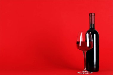 şarap kırmızı bir arka plan - kırmızı bir arka plan, tex için alan tarih dolu bir cam şişe ayarlayın