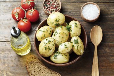 Akşam yemeği ile patates, ayarla genç soğan ve domates ile yaz sebze. Metin için yer