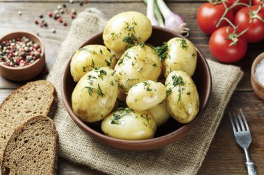 Akşam yemeği ile patates, ayarla genç soğan ve domates ile yaz sebze. Metin için yer