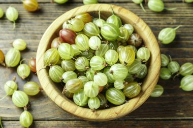 Bektaşi üzümü, Olgun bir tabak içinde. ahşap arka plan üzerinde çilek hasat. metin için yer