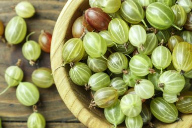 Bektaşi üzümü, Olgun bir tabak içinde. ahşap arka plan üzerinde çilek hasat. metin için yer