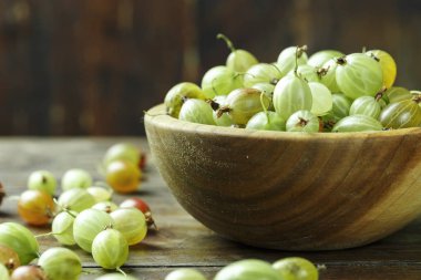 Bektaşi üzümü, Olgun bir tabak içinde. ahşap arka plan üzerinde çilek hasat. metin için yer