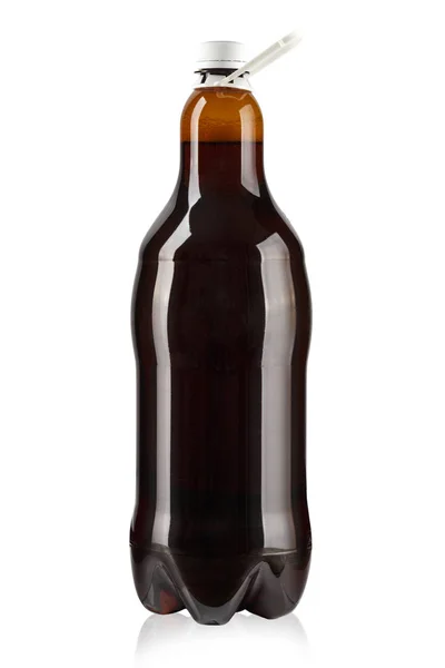 Garrafa Plástico Com Cerveja Sobre Fundo Branco Isolado Palmadinha Corte — Fotografia de Stock
