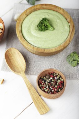 Krem-beyaz ahşap zemin üzerinde brokoli çorbası, top vie