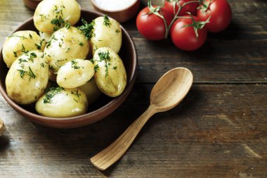 Akşam yemeği ile patates, ayarla genç soğan ve domates ile yaz sebze. Metin için yer