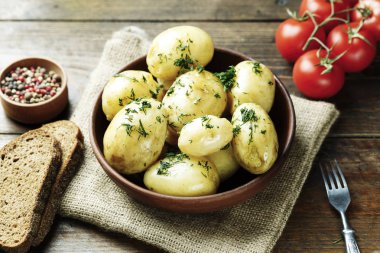 Akşam yemeği ile patates, ayarla genç soğan ve domates ile yaz sebze. Metin için yer