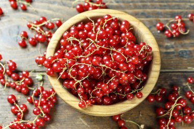 ahşap arka plan bir ahşap plaka üzerinde taze kırmızı kuş üzümü. metin için yer