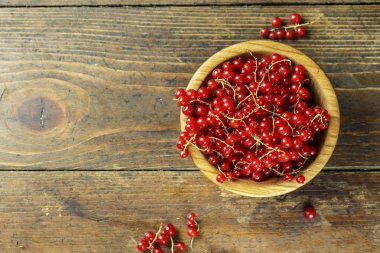 ahşap arka plan bir ahşap plaka üzerinde taze kırmızı kuş üzümü. tex için yer