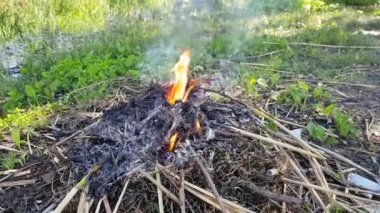 bahçede bir ateş yakar