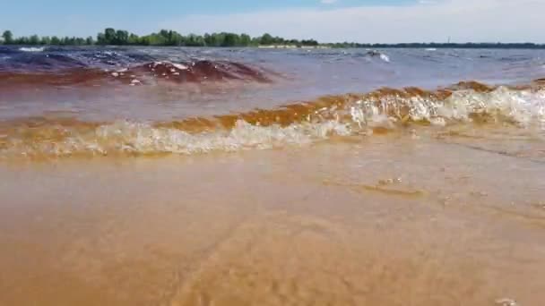 Vågor nära banken av floden — Stockvideo