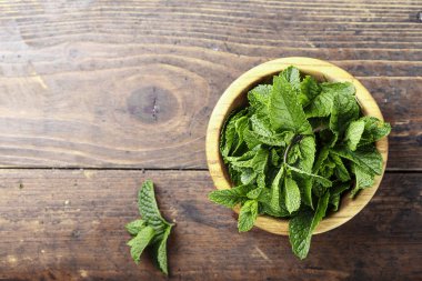 Ahşap arka plan, metin için yer üzerinde bir tabak içinde taze nane