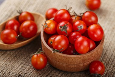 bir çuval bezi adam kil tabağa kiraz domates