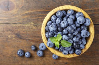 Ahşap ahşap arka plan tabağa olgun organik bataklık whortleberry