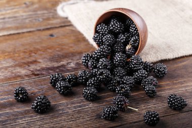 BlackBerry ahşap arka plan üzerinde. metin için yer. Üstten Görünüm