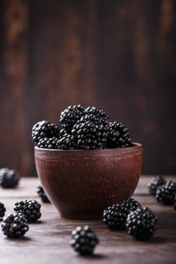 BlackBerry ahşap arka plan üzerinde. metin için yer. Üstten Görünüm