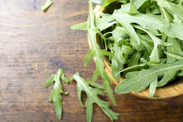 Ensalada Rúcula Fresca Sobre Fondo Madera Lugar Para Texto — Foto de Stock