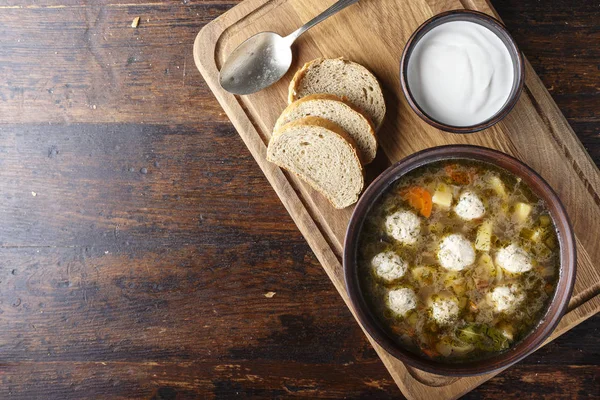 Sopa Con Albóndigas Sobre Fondo Madera — Foto de Stock