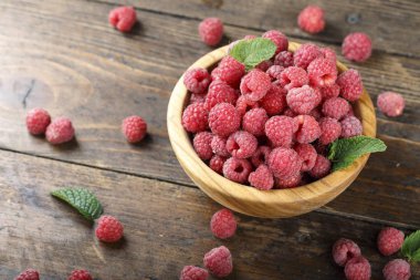 bir plaka üzerinde olgunlaşmış ahududu kapatın. Organik gıda